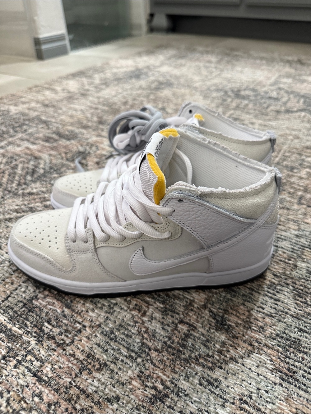 NEW w/out tags Nike Men’s White High-Top Sneakers Yellow Tongue Detail Size 7.5
